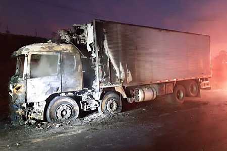Caminhão tem pane elétrica e pega fogo na BR-153 em Rio Preto