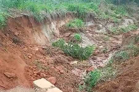 Cratera se abre em estrada em bairro rural de Castilho