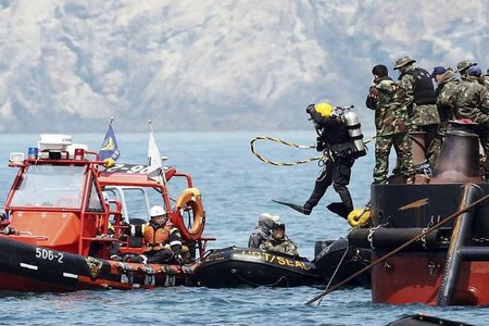 Mergulhadores acham cabines cheias de corpos em balsa na Coreia