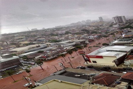 Em poucos minutos, chuva alaga principais avenidas de Rio Preto