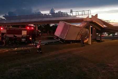 Motorista morre depois bater caminhão em passarela da Rodovia Washington Luís