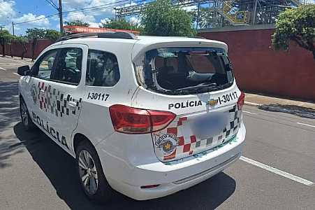 Homem algemado estoura vidro de viatura, pula de pontilhão, ´erra´ árvore e morre na queda após ser preso em flagrante no interior de SP
