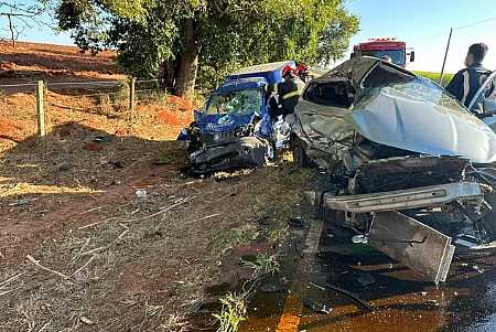 Jovem morre e outro fica gravemente ferido após dois carros baterem de frente em Olímpia