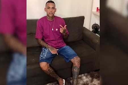 Jovem morre em troca de tiros com PMs após bater carro em viatura, pular muro de casas e cair de telhado durante fuga em Rio Preto