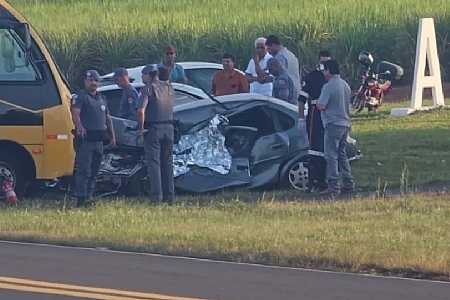 Morador de Jales morre após acidente entre carro e ônibus escolar em Populina
