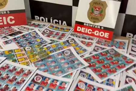 Polícia apreende figurinhas da Copa do Mundo em gráfica por suspeita de falsificação