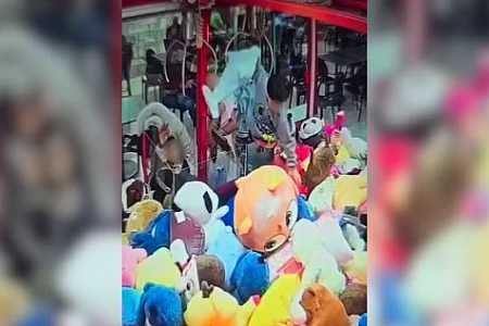 Mãe entrega à polícia pelúcias retiradas por criança flagrada entrando em máquina em shopping no interior de SP