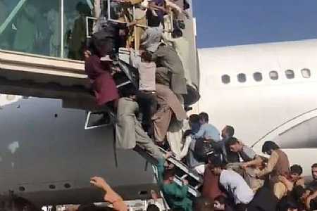 Afegãos tentando embarcar em aviões chocam o mundo