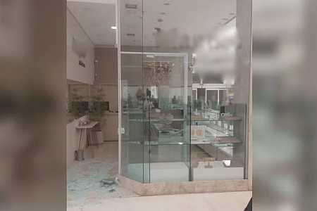 Bandidos arrombam joalheira e furtam relógios e semijoias após invadirem shopping em Araçatuba