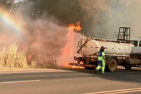 Fumaça provocada por queimadas interdita rodovias no interior de SP
