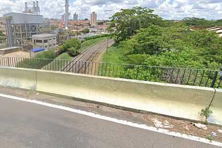 Preso que estourou vidro de viatura e morreu ao pular de ponte foi detido por furtar R$ 100 em moedas e isqueiros