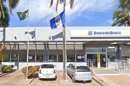 Suspeitos invadem agência bancária pela janela da cozinha e tentam arrombar cofre no interior de SP