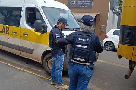 Polícia e Detran aplicam 24 multas, apreendem veículos e encontram irregularidades no transporte escolar em cidade no interior de SP