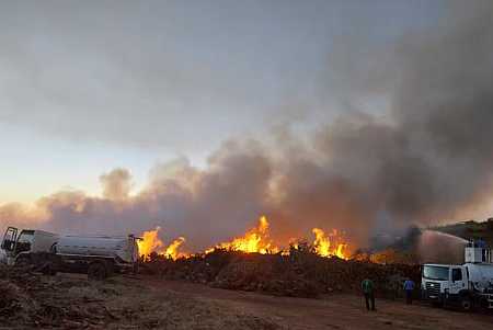 Após dois dias, incêndio em ponto de apoio é controlado pelo Corpo de Bombeiro, mas fumaça ainda incomoda moradores