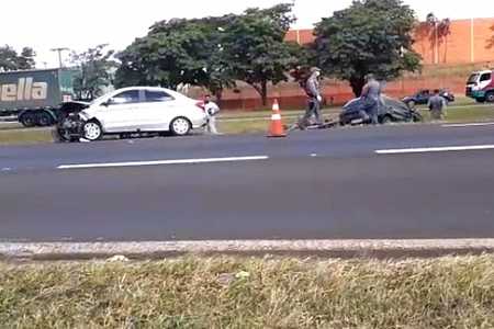Idosa dirige na contramão e bate de frente com carro na Washington Luiz