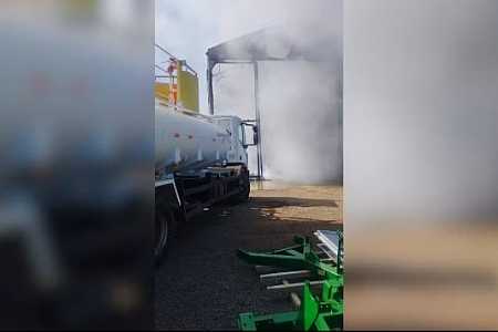 Curto-circuito provoca incêndio em empresa agrícola de Coroados