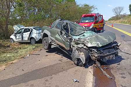 Acidente entre dois carros e caminhão deixa feridos em rodovia