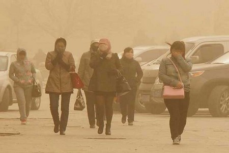 Tempestade de areia atinge cidade chinesa