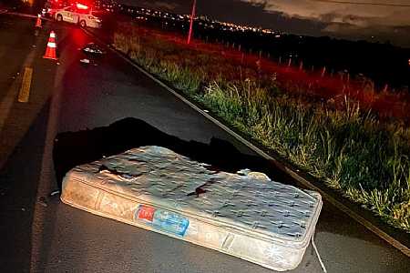 Colchão caído em vicinal provoca acidente, mata uma pessoa e deixa criança gravemente ferida
