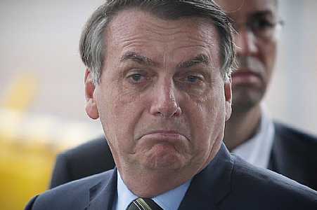 Bolsonaro veta integralmente projeto que assegura internet grátis a alunos e professores da rede pública