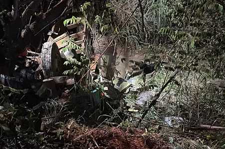 Motorista morre após caminhão cair de ponte em estrada rural de Santo Antônio do Aracanguá
