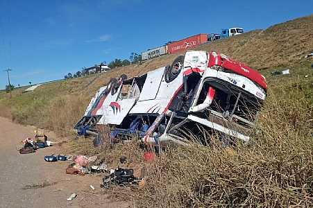 TRÊS MORREM E 37 FICAM FERIDOS EM QUEDA DE ÔNIBUS NA SP-310, EM RIO CLARO (SP)