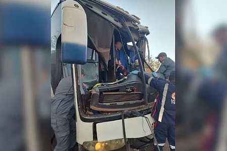 Acidente entre ônibus com pacientes e caminhão deixa feridos em rodovia em Votuporanga