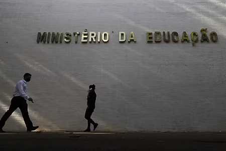 MEC aciona Polícia Federal e anula três questões do Enem 2025