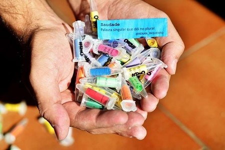 Rapper inova ao distribuir poesia em tubos de drogas: ‘vício em leitura’