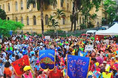 Do boi-bumbá ao frevo, o Brasil se encontra nos desfiles de rua de SP