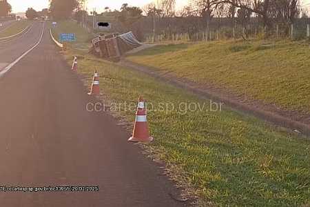 Motorista morre ao ser atropelado por caminhão em rodovia após parar para ajudar ciclista caído no acostamento