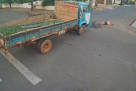 Mulher em bicicleta é atropelada por caminhão e sofre traumatismo craniano no interior de SP; vídeo