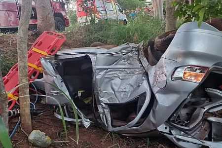 Mulher, marido e pai morrem após carro bater em placa de sinalização, capotar e atingir árvore