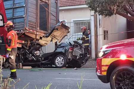 Carro em alta velocidade fica prensado ao entrar embaixo de caminhão estacionado em Rio Preto; vídeo