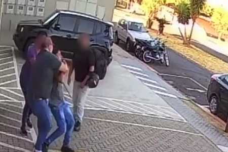 VÍDEO: Dono de esmalteria dá ‘mata-leão’ em entregador e é agredido por grupo de motoboys no interior de SP