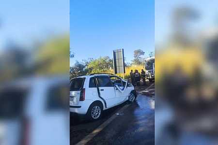 Motorista de carro morre após bater de frente com caminhão canavieiro em Nhandeara