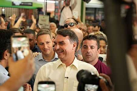 Flávio Bolsonaro diz que já prestou contas sobre ´Dark Horse´ e tenta colar caso Master a Lula