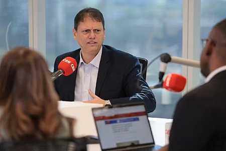 Tarcísio contraria Flávio Bolsonaro e defende urnas eletrônicas: ´foram elas que me elegeram´