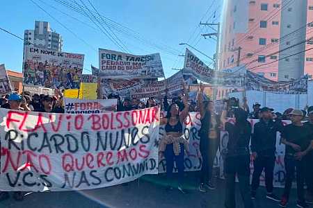 Manifestantes protestam contra Tarcísio durante agenda de Flávio Bolsonaro em SP