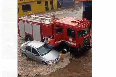 Penápolis: temporal causa alagamentos, deixa casal de idosos ilhado e obriga resgate dos bombeiros