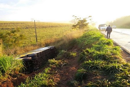Acidente entre ônibus e carro deixa um morto e 20 feridos em Clementina