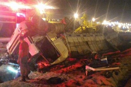 Caminhoneiro fica horas preso às ferragens após carreta tombar em rodovia