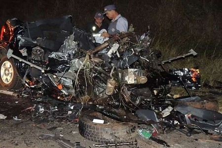 Acidente com carreta mata cinco e deixa carro irreconhecível em Magda
