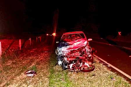 Casal em moto morre após ser atingido e arrastado por carro em vicinal de Castilho