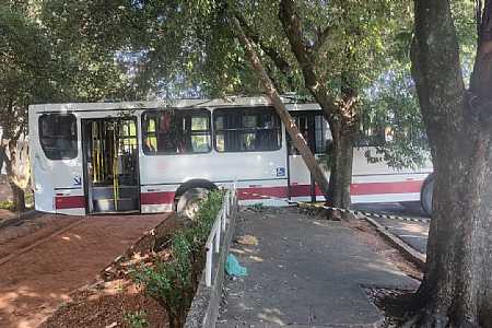 Desgovernado, ônibus invade área de supermercado em Araçatuba