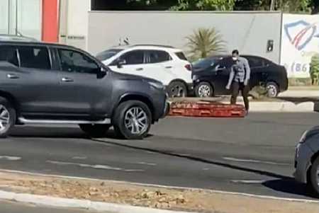Caixão com corpo dentro cai de carro funerário entre avenidas