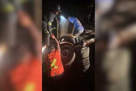 Batida entre van com trabalhadores de usina e caminhão deixa 12 feridos na SP-304 no interior de SP