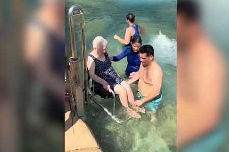 Aos 85 anos, esposa do ´Vovô Anésio´ usa elevador para entrar em piscina de parque e viraliza na web: ´Fiquei feliz´