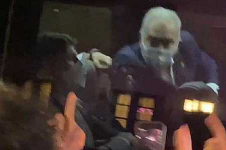 Ministro da Saúde, Marcelo Queiroga mostra dedo do meio a manifestantes em NY