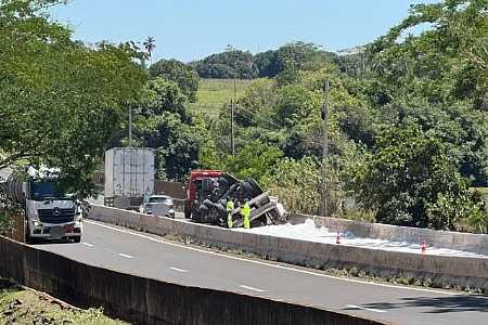 Caminhão com carga de ureia tomba em rodovia de Santa Fé do Sul